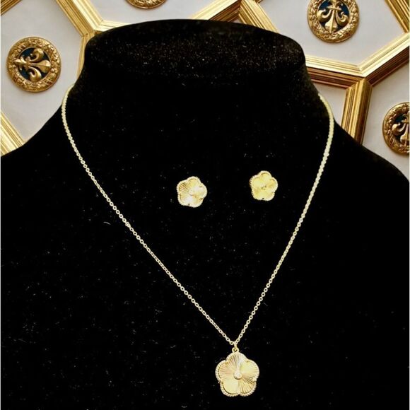 18 K GOLD PLATING LUCKY CLOVER EARRINGS AND NECKLACE SET WITH ACCENT DIAMOND - Picture 3 of 5